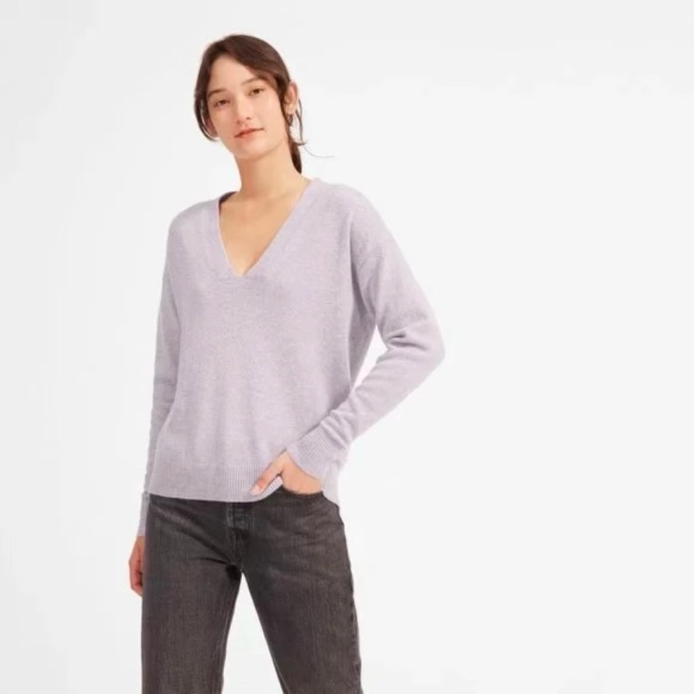 Lilac cashmere v-neck sweater